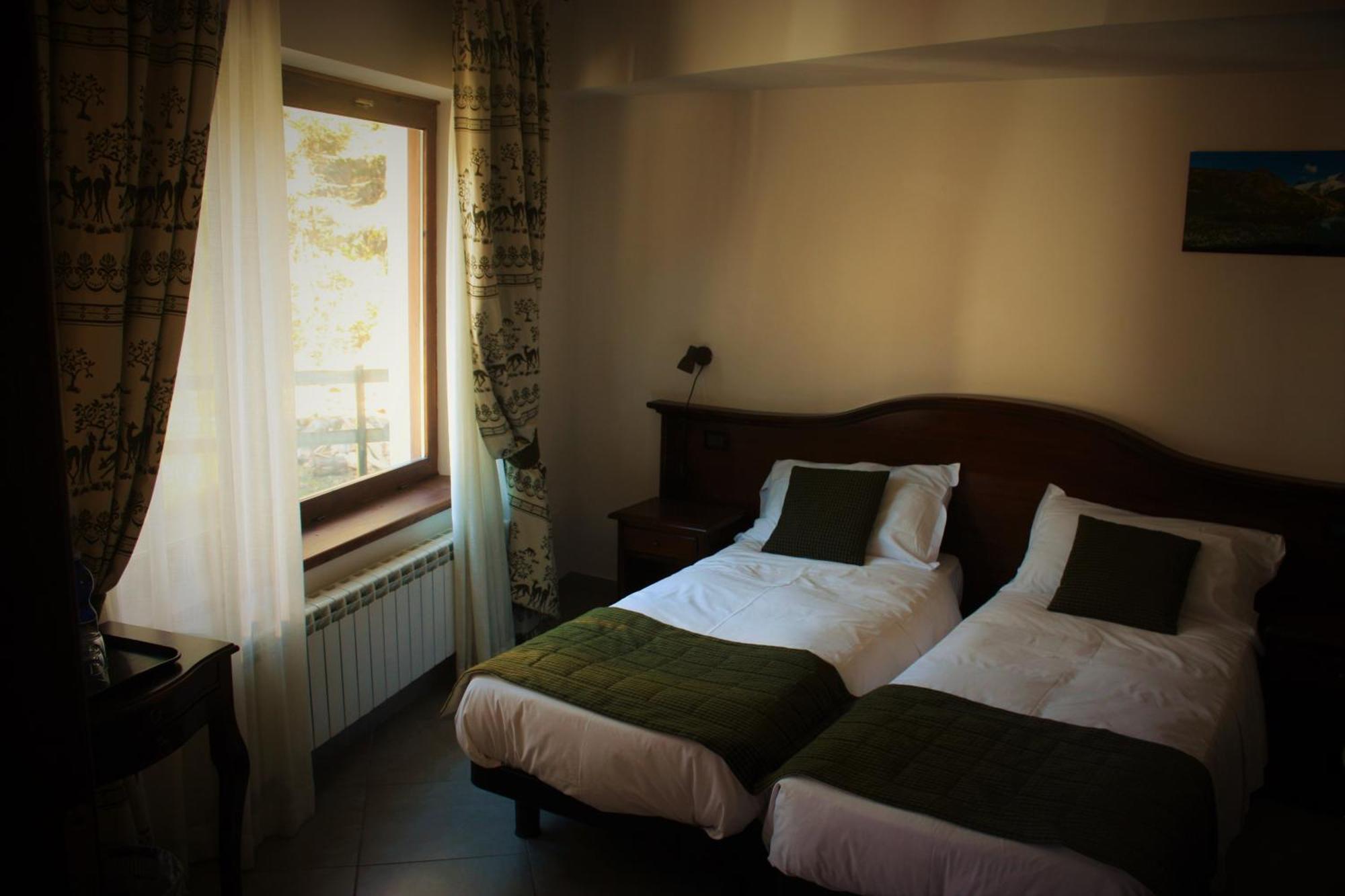 Olympic Mountains Hotel Cesana Torinese Room photo