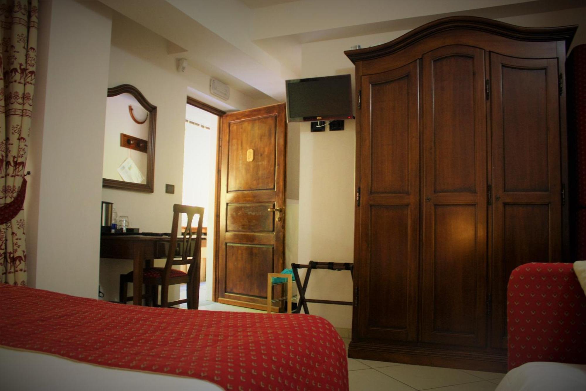 Olympic Mountains Hotel Cesana Torinese Room photo